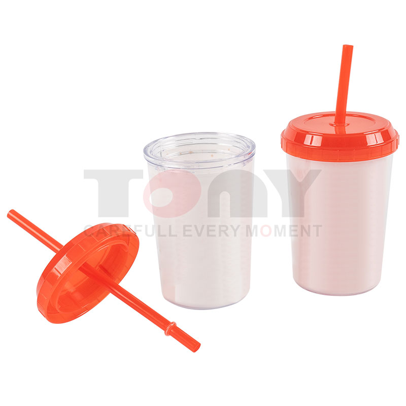 Tasse de glace avec de la paille